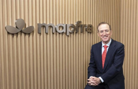 ep archivo   el presidente de mapfre antonio huertas junto a la nueva identidad de mapfre