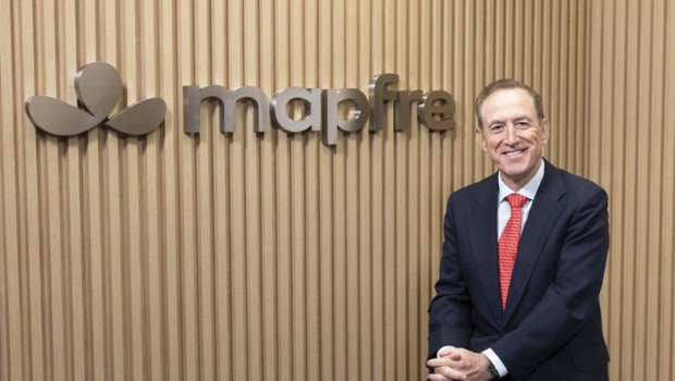 ep archivo   el presidente de mapfre antonio huertas junto a la nueva identidad de mapfre