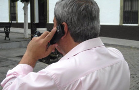 ep archivo   hombre hablando por un telefono movil