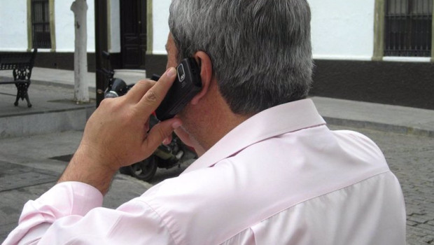 ep archivo   hombre hablando por un telefono movil