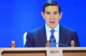 ep archivo   i d el ceo de bbva onur gen el presidente de bbva carlos torres vila y el secretario