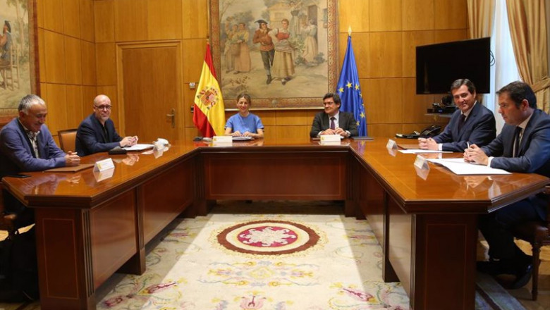 Archivo - Los ministros de Trabajo y Seguridad Social, Yolanda Díaz y José Luis Escrivá, con los secretarios generales de CCOO (Unai Sordo)y UGT (Pepe Álvarez) y con los presidente de CEOE (Antonio Garamendi) y Cepyme (Gerardo Cuerva), en una imagen de ar | MINISTERIO DE TRABAJO - Archivo ep archivo los ministros de trabajo y seguridad social yolanda diaz y jose luis escriva con los
