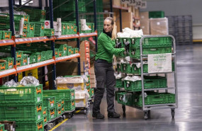 ep archivo   trabajadora en una colmena de mercadona