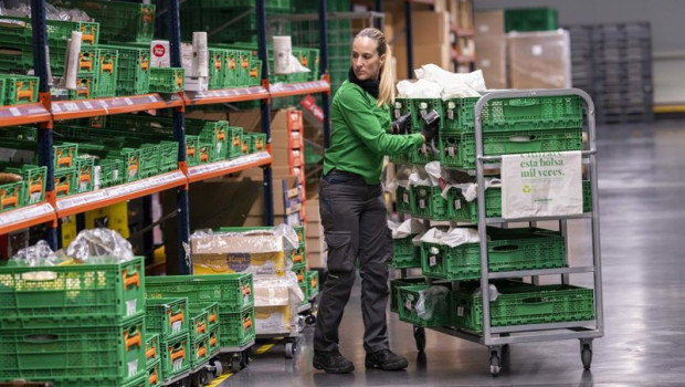 ep archivo   trabajadora en una colmena de mercadona