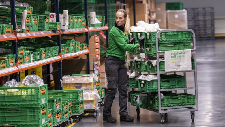 ep archivo trabajadora en una colmena de mercadona ep archivo trabajadora en una colmena de mercadona