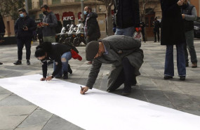 ep archivo   un grupo de personas pintan una pancarta durante una manifestacion convocada en la