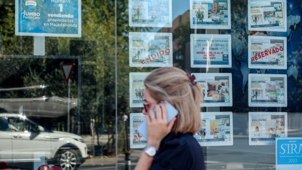ep archivo   una mujer pasa frente a un escaparate de anuncios de viviendas en madrid espana