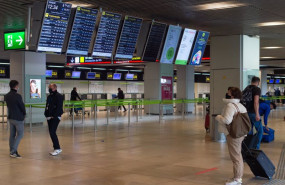 ep archivo   varias personas con maletas en la terminal 1 del aeropuerto adolfo suarez madrid