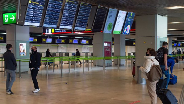 Archivo - Varias personas con maletas en la Terminal 1 del Aeropuerto Adolfo Suárez Madrid Barajas, en Madrid (España). | Gustavo Valiente - Europa Press - Archivo ep archivo varias personas con maletas en la terminal 1 del aeropuerto adolfo suarez madrid