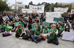 ep decenas de personas durante una manifestacion para denunciar el precio de los alquileres a 13 de