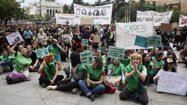 ep decenas de personas durante una manifestacion para denunciar el precio de los alquileres a 13 de