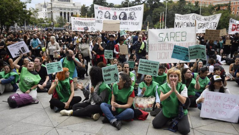 Decenas de personas durante una manifestación para denunciar el precio de los alquileres, a 13 de octubre de 2024, en Madrid | Fernando Sánchez - Europa Press ep decenas de personas durante una manifestacion para denunciar el precio de los alquileres a 13 de