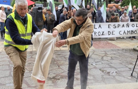 ep dirigentes sindicales vierten un saco de arroz ante la delegacion del gobierno en badajoz