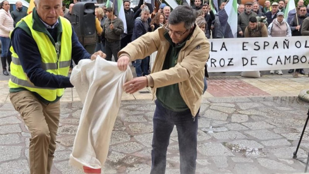 ep dirigentes sindicales vierten un saco de arroz ante la delegacion del gobierno en badajoz ep dirigentes sindicales vierten un saco de arroz ante la delegacion del gobierno en badajoz