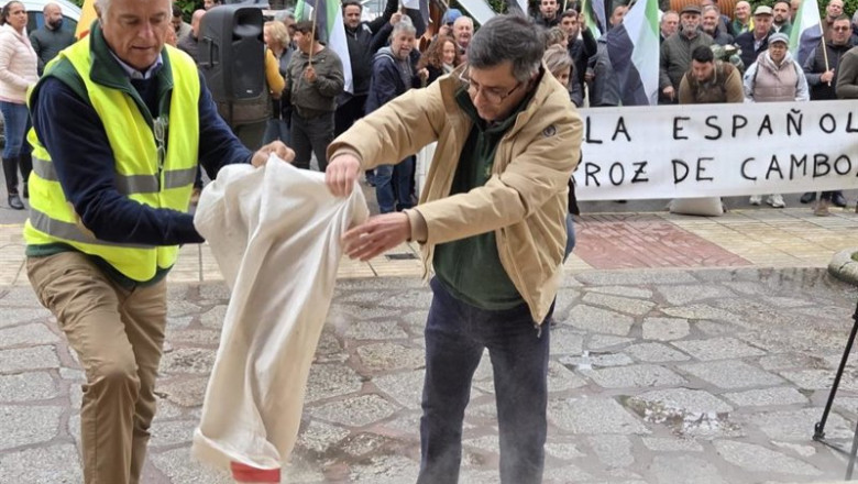 ep dirigentes sindicales vierten un saco de arroz ante la delegacion del gobierno en badajoz