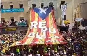 ep el ayuntamiento de vilafranca de peneds despliega una bandera catalana con la fgrase republica