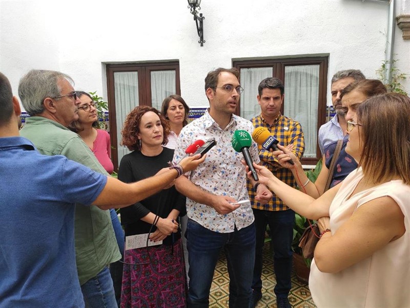 ep el coordinador general de iulv-ca toni valero atendiendo a los periodistas