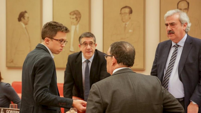 El diputado de Más País, Íñigo Errejón (1i); y el presidente de la Comisión Constitucional, Patxi López (2i), hablan junto a otros políticos momentos antes del inicio de la sesión en la Comisión Constitucional del Congreso | Ricardo Rubio - Europa Press ep el diputado de mas pais inigo errejon 1i y el presidente de la comision constitucional patxi