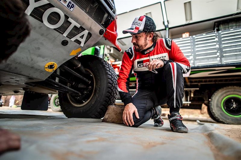 ep el piloto espanol fernando alonso revisa su toyota en un rally en arabia saudi
