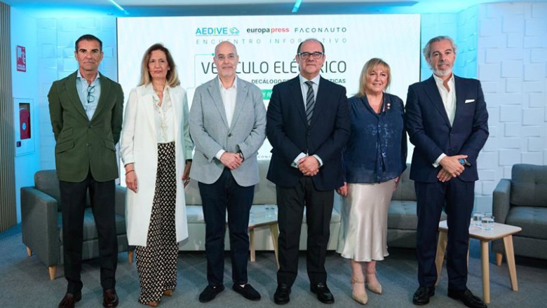 ep encuentro informativo de europa press con aedive vehiculo electricodecalogo de buenas practicas