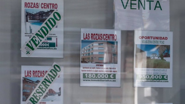 ep escaparate de anuncios de viviendas a 4 de agosto de 2023 en madrid espana