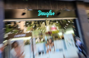 ep escaparate de la tienda douglas situada en el paseo de las acacias 23 de madrid