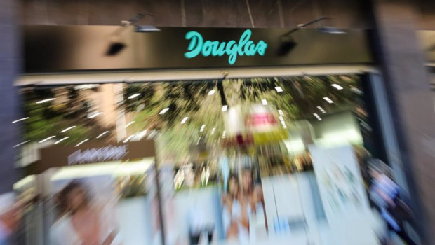 ep escaparate de la tienda douglas situada en el paseo de las acacias 23 de madrid