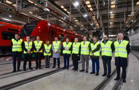 ep foto de familia de los asistentes a la presentacion del inicio de la fabricacion de los nuevos