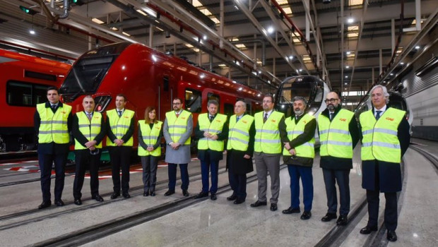 ep foto de familia de los asistentes a la presentacion del inicio de la fabricacion de los nuevos
