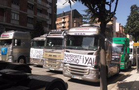 ep imagen de los camiones aparcados en mitad de las calles de oviedo