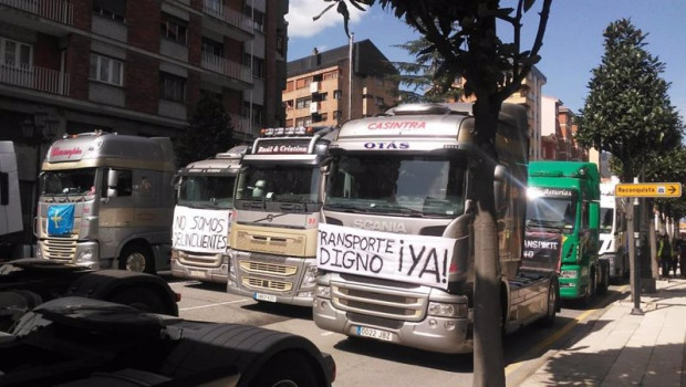 ep imagen de los camiones aparcados en mitad de las calles de oviedo