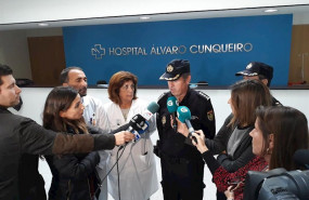 ep imagen del comisario jefe el gerente de la eoxi de vigo y la responsable de la uci del hospital