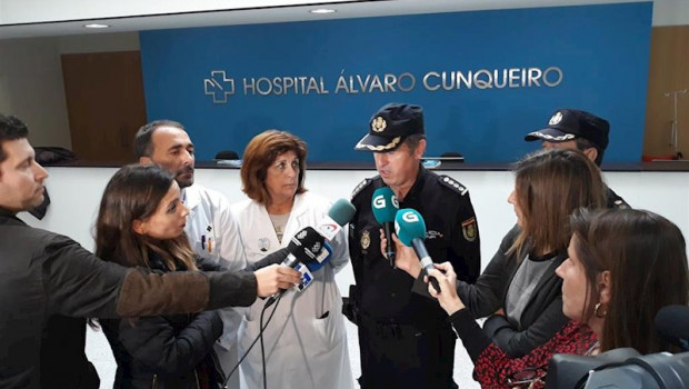 ep imagen del comisario jefe el gerente de la eoxi de vigo y la responsable de la uci del hospital