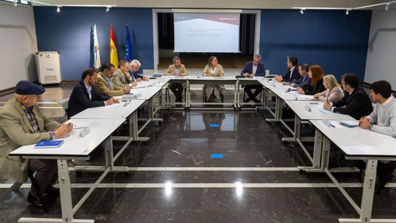 La conselleira de Infraestruturas e Mobilidade, Ethel Vázquez, se reúne con la mesa de diálogo del transporte de mercancías por carretera | XOÁN CRESPO ep la conselleira de infraestruturas e mobilidade ethel vazquez se reune con la mesa de dialogo del