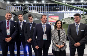 ep la ministra de defensa margarita robles en una reciente visita al stand de gdels en feindef