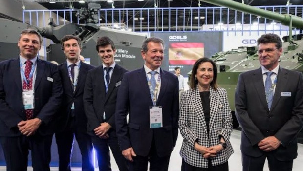 ep la ministra de defensa margarita robles en una reciente visita al stand de gdels en feindef