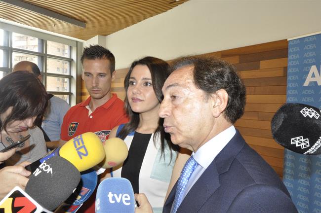 La portavoz de Cs, Inés Arrimadas, con Salvador Arenere (ADEA). | EUROPA PRESS ep la portavozcs ines arrimadas con salvador arenere adea