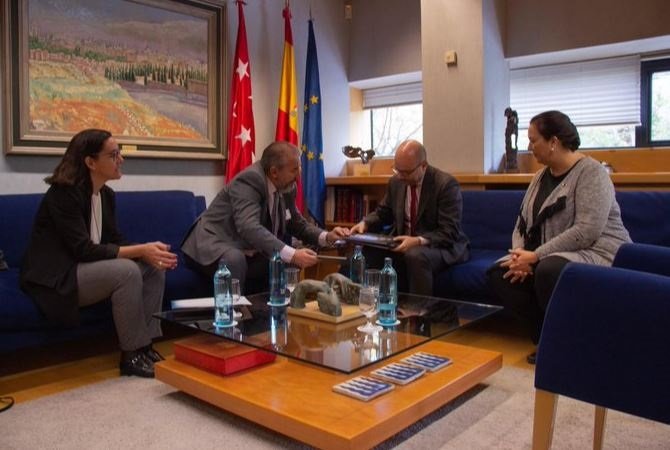 ep la presidenta de la avt maite artaluce y el presidente de la asamblea de madrid juan trinidad ep la presidenta de la avt maite artaluce y el presidente de la asamblea de madrid juan trinidad
