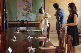 ep la vicepresidenta primera del gobierno carmen calvo saluda con el codo al portavoz adjunto de