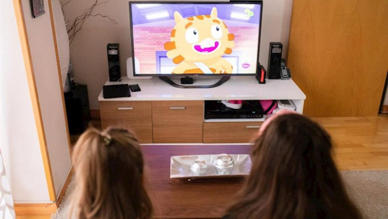 Las hijas de Tito y Gina ven la tele, mientras sus padres buscan un trastero donde meter sus pertenencias hasta que encuentren otra vivienda, después de que Sareb (Sociedad de Gestión de Activos procedentes de la Reestructuración Bancaria) haya pedido al | Jesús Hellín - Europa Press - Archivo ep las hijas de tito y gina ven la tele mientras sus padres buscan un trastero donde meter sus