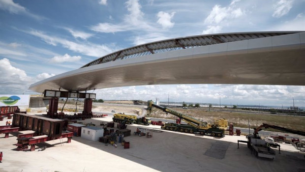 ep operarios trasladan el puente de la concordia a 21 de abril de 2021 en madrid espana