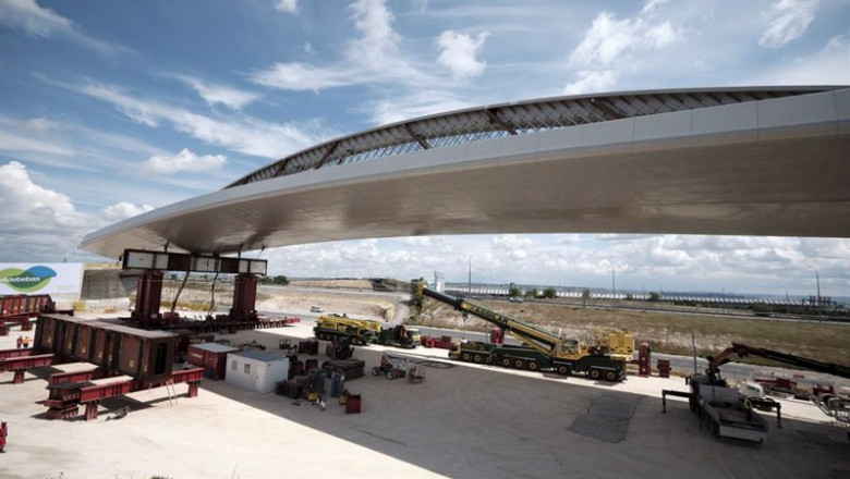ep operarios trasladan el puente de la concordia a 21 de abril de 2021 en madrid espana