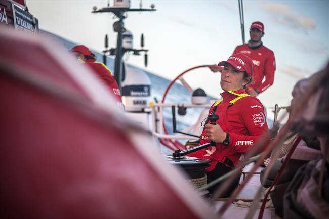 Támara Echegoyen trimando con Blair Tuke al timón del MAPFRE | UGO FONOLLA/VOLVO OCEAN RACE ep tamara echegoyen trimandoblair tuketimonmapfre