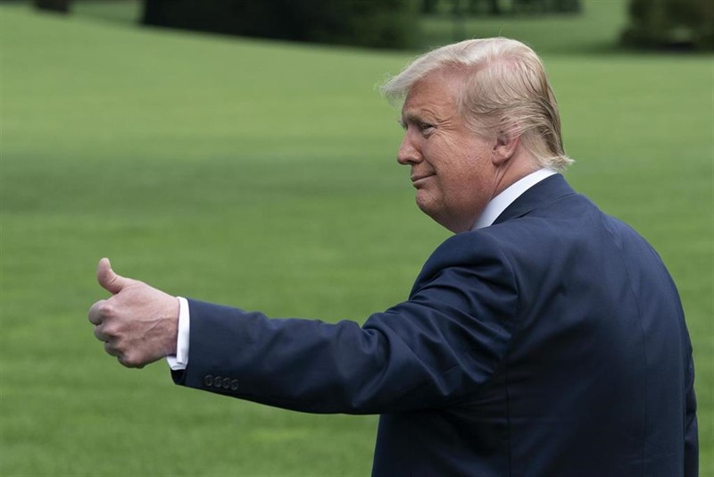 https://img2.s3wfg.com/web/img/images_uploaded/3/3/ep_trump_and_first_lady_depart_the_white_house.jpg