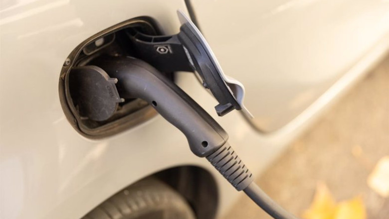 ep un coche enchufado en un punto de carga a 19 de diciembre de 2023 en madrid espana