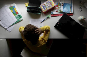 ep un nino estudia y hace los deberes en casa en madrid por la suspension de las clases por el