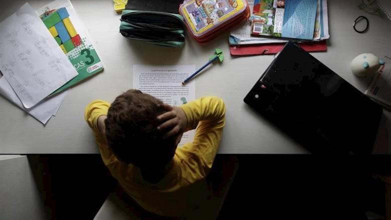 ep un nino estudia y hace los deberes en casa en madrid por la suspension de las clases por el