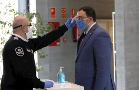 ep un operario toma la temperatura al presidente del principado adrian barbon a su llegada a las