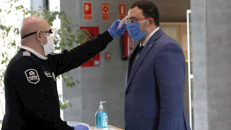 ep un operario toma la temperatura al presidente del principado adrian barbon a su llegada a las ep un operario toma la temperatura al presidente del principado adrian barbon a su llegada a las