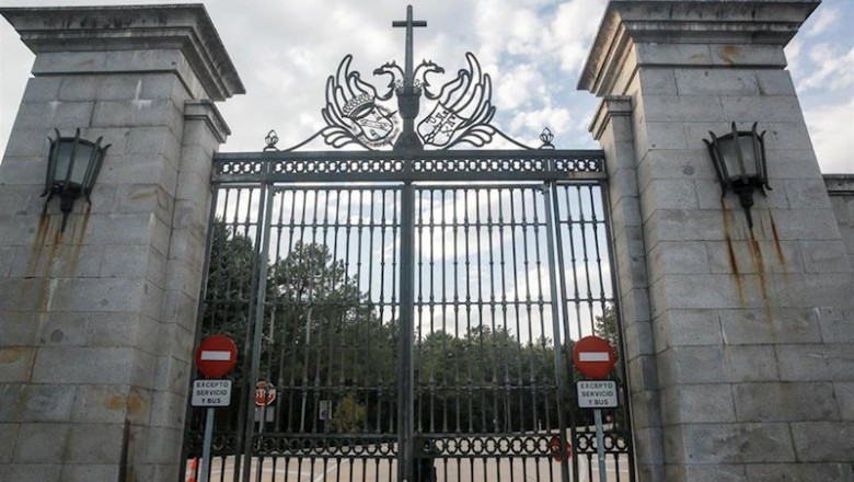 ep una agente de la guardia civil cierra la puerta de entrada al valle de los caidos la basilica se ep una agente de la guardia civil cierra la puerta de entrada al valle de los caidos la basilica se